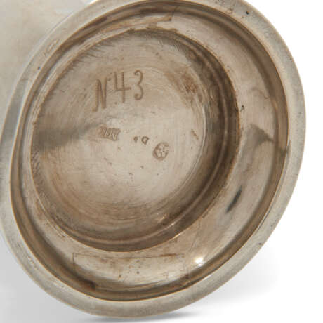 A LATVIAN PARCEL-GILT SILVER BEAKER AND COVER - фото 3