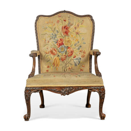 A GEORGE II WALNUT ARMCHAIR - фото 1