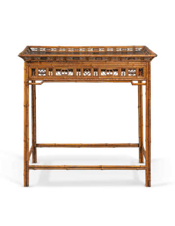 A CHINESE EXPORT BLACK AND GILT-LACQUER AND BAMBOO TEA TABLE - photo 2