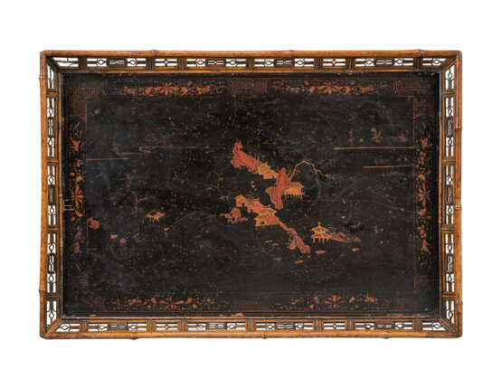 A CHINESE EXPORT BLACK AND GILT-LACQUER AND BAMBOO TEA TABLE - Foto 3