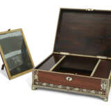 A VIZAGAPATAM SILVER-MOUNTED AND IVORY-INLAID ROSEWOOD DRESSING-BOX - Foto 2