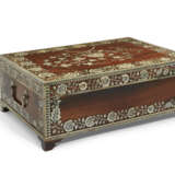 A VIZAGAPATAM SILVER-MOUNTED AND IVORY-INLAID ROSEWOOD DRESSING-BOX - Foto 3