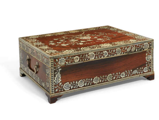 A VIZAGAPATAM SILVER-MOUNTED AND IVORY-INLAID ROSEWOOD DRESSING-BOX - фото 3