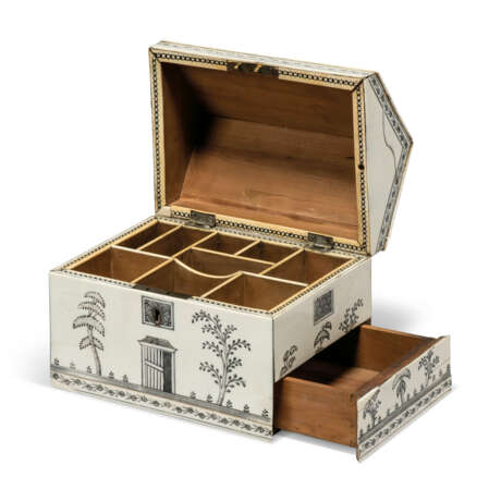 AN ANGLO-INDIAN IVORY AND SANDALWOOD SEWING BOX - фото 3