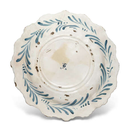 A SAVONA MAIOLICA BLUE AND WHITE CHARGER - фото 3