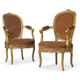 A PAIR OF ITALIAN GILTWOOD ARMCHAIRS - фото 1