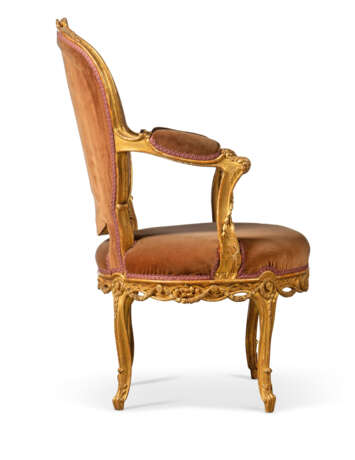 A PAIR OF ITALIAN GILTWOOD ARMCHAIRS - фото 2