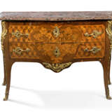 A LOUIS XV ORMOLU-MOUNTED TULIPWOOD, AMARANTH AND FRUITWOOD MARQUETRY AND PARQUETRY COMMODE - фото 1
