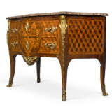 A LOUIS XV ORMOLU-MOUNTED TULIPWOOD, AMARANTH AND FRUITWOOD MARQUETRY AND PARQUETRY COMMODE - Foto 2