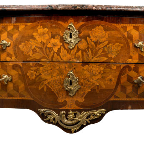 A LOUIS XV ORMOLU-MOUNTED TULIPWOOD, AMARANTH AND FRUITWOOD MARQUETRY AND PARQUETRY COMMODE - фото 3