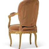A PAIR OF ITALIAN GILTWOOD ARMCHAIRS - Foto 3