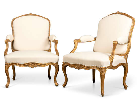 A PAIR OF LOUIS XV GILTWOOD FAUTEUILS - фото 1