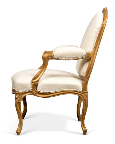 A PAIR OF LOUIS XV GILTWOOD FAUTEUILS - фото 2