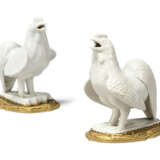 A PAIR OF FRENCH ORMOLU-MOUNTED CHINESE BLANC-DE-CHINE PORCELAIN COCKERELS - Foto 1
