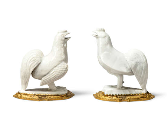A PAIR OF FRENCH ORMOLU-MOUNTED CHINESE BLANC-DE-CHINE PORCELAIN COCKERELS - фото 2