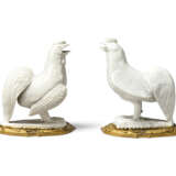 A PAIR OF FRENCH ORMOLU-MOUNTED CHINESE BLANC-DE-CHINE PORCELAIN COCKERELS - фото 2