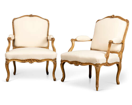 A PAIR OF LOUIS XV GILTWOOD FAUTEUILS A LA REINE - Foto 1