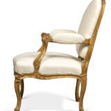 A PAIR OF LOUIS XV GILTWOOD FAUTEUILS A LA REINE - Foto 2