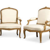 A PAIR OF LATE LOUIS XV GILTWOOD FAUTEUILS - Foto 1