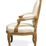 A PAIR OF LATE LOUIS XV GILTWOOD FAUTEUILS - фото 2