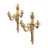 A PAIR OF LOUIS XVI ORMOLU THREE-BRANCH WALL LIGHTS - Foto 1