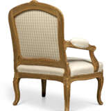 A PAIR OF LATE LOUIS XV GILTWOOD FAUTEUILS - photo 3