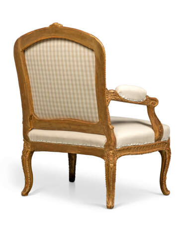 A PAIR OF LATE LOUIS XV GILTWOOD FAUTEUILS - фото 3