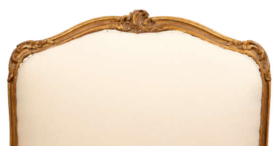 A PAIR OF LOUIS XV GILTWOOD FAUTEUILS A LA REINE - Foto 4