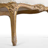 A PAIR OF LOUIS XV GILTWOOD FAUTEUILS A LA REINE - Foto 6