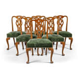 A SET OF SIX GEORGE II WALNUT DINING-CHAIRS - Foto 2