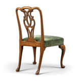 A SET OF SIX GEORGE II WALNUT DINING-CHAIRS - Foto 4