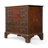 A GEORGE III MAHOGANY CHEST - Foto 4