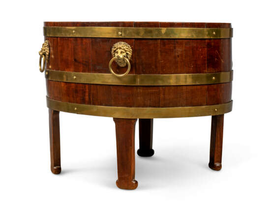 A BRASS-MOUNTED MAHOGANY WINE COOLER OR JARDINIERE - Foto 2