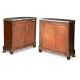 A PAIR OF BRASS MOUNTED MAHOGANY SIDE CABINETS - фото 2