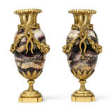 A PAIR OF FRENCH ORMOLU-MOUNTED BLUE JOHN VASES - Foto 3