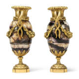 A PAIR OF FRENCH ORMOLU-MOUNTED BLUE JOHN VASES - Foto 4