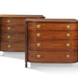 A PAIR OF REGENCY MAHOGANY BOWFRONT CHESTS - фото 1