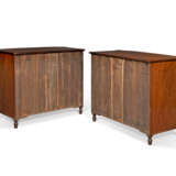 A PAIR OF REGENCY MAHOGANY BOWFRONT CHESTS - фото 4