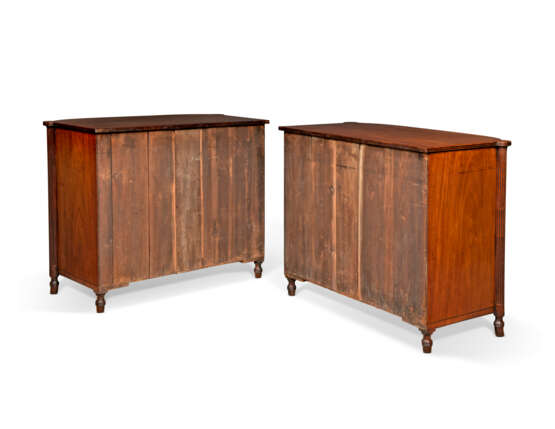 A PAIR OF REGENCY MAHOGANY BOWFRONT CHESTS - photo 4