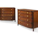 A PAIR OF REGENCY MAHOGANY BOWFRONT CHESTS - фото 5