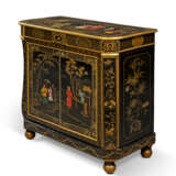A LATE REGENCY JAPANNED TOLE AND PENWORK SIDE CABINET - фото 3
