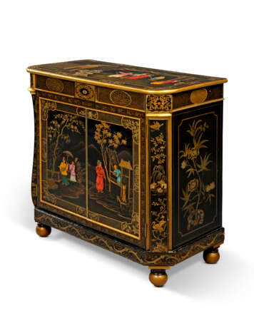 A LATE REGENCY JAPANNED TOLE AND PENWORK SIDE CABINET - фото 3