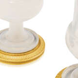 TWO PAIRS OF CHARLES X ORMOLU MOUNTED WHITE OPALINE GLASS VASES - Foto 2