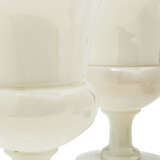 TWO PAIRS OF CHARLES X ORMOLU MOUNTED WHITE OPALINE GLASS VASES - Foto 3