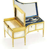 A CHARLES X ORMOLU-MOUNTED ENGRAVED MOTHER-OF-PEARL HARPSICHORD MUSICAL BOX WITH NECESSAIRE - Foto 1