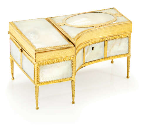 A CHARLES X ORMOLU-MOUNTED ENGRAVED MOTHER-OF-PEARL HARPSICHORD MUSICAL BOX WITH NECESSAIRE - Foto 2