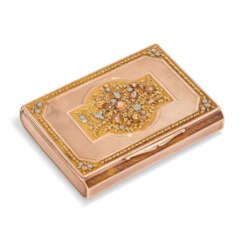 A GERMAN THREE-COLOUR GOLD SNUFF-BOX