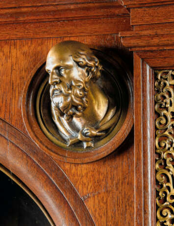 A LARGE FRENCH ORMOLU AND MARBLE-MOUNTED MAHOGANY BOOKCASE - Foto 2