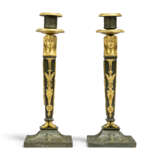 A PAIR OF RUSSIAN EMPIRE ORMOLU-MONTED PATINATED-BRONZE CANDLESTICKS - Foto 3
