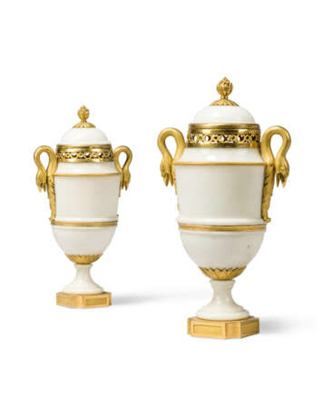 A PAIR OF CONSULAT ORMOLU-MOUNTED WHITE MARBLE VASES AND COVERS - photo 1